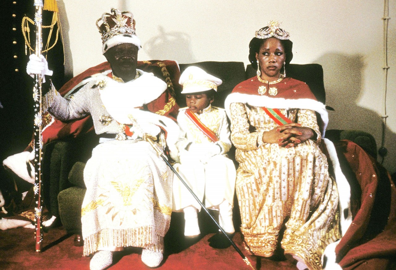 Коронация Жана-Беделя Бокассы, 4 декабря 1977 года. Рядом Екатерина (Катрин) Мартина Дангиаде, провозглашенная «императрицей Центральной Африки» и наследник