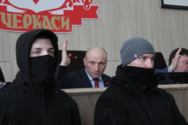 Мэр Черкасс Анатолий Бондаренко и секретарь горсовета Александр Радуцкий (на заднем плане слева направо) голосуют под присмотром