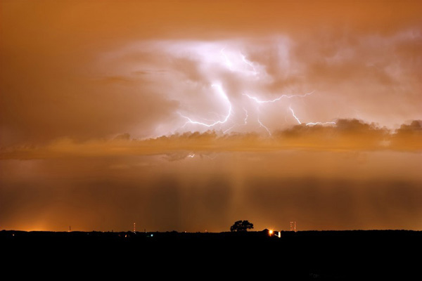 tornado-molniyami-ohotnik-krasivye-fotografii-neobychnye-fotografii