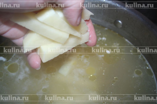 Рассольник по-романовски Картофель очистить, нарезать брусочками и выложить в бульон.