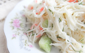 Крабовый салат с рисовой лапшой