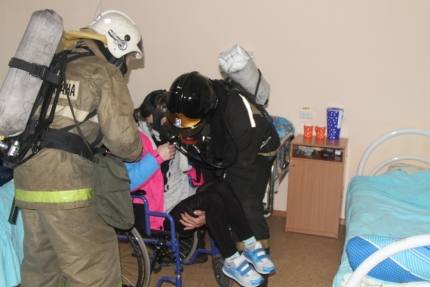 На Камчатке в доме-интернате прошло пожарное учение. В роли пострадавших выступили маломобильные и лежачие подопечные заведения