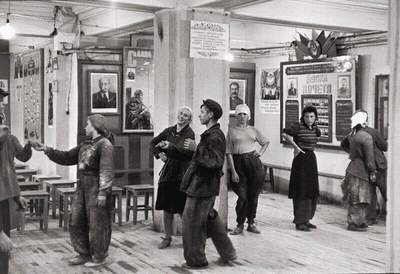 Танцы в рабочем клубе СССР, 1954 год История: крайне наглядно и убедительно
(16 фото)