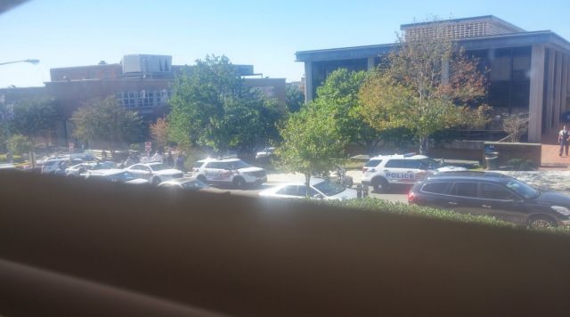 Полиция проверяет сообщение о стрельбе у университета в Вашингтоне