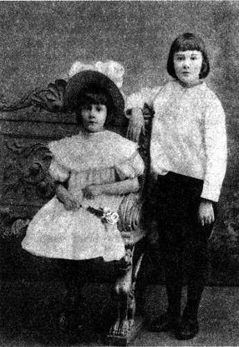 Коля Бальмонт с младшей сестрой. Коля Бальмонт с младшей сестрой.
