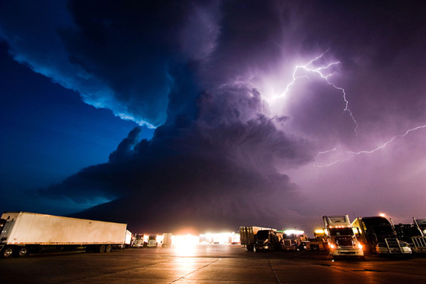 tornado-molniyami-ohotnik-krasivye-fotografii-neobychnye-fotografii