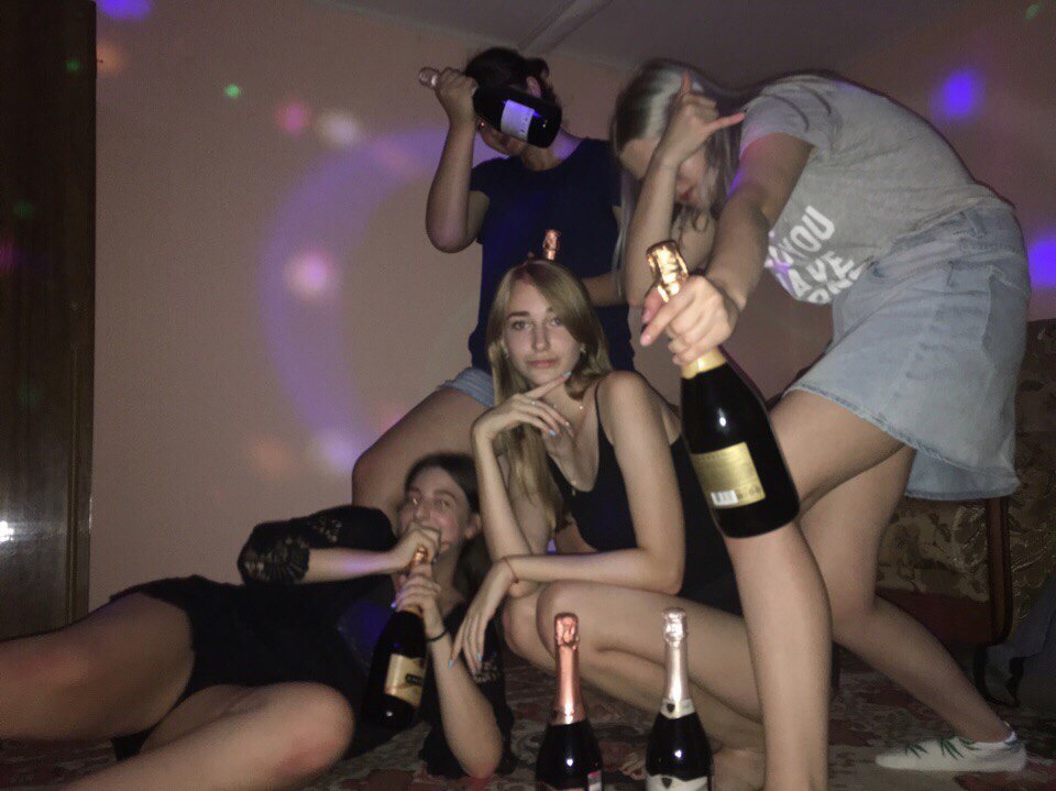 Пьяная молодежь устроила массовую оргию в клубе - порно фото