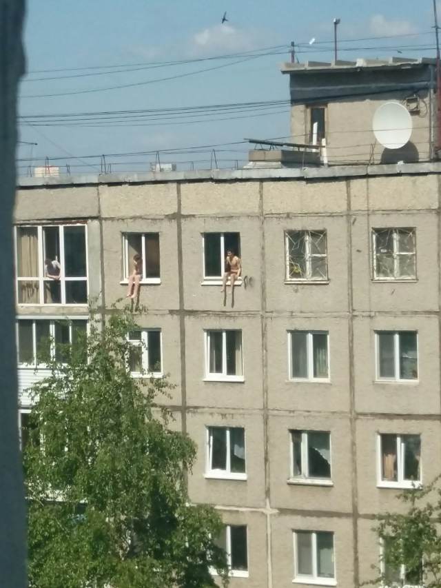 ФОТО: В Перми люди загорают, сидя на подоконниках последних этажей домов
