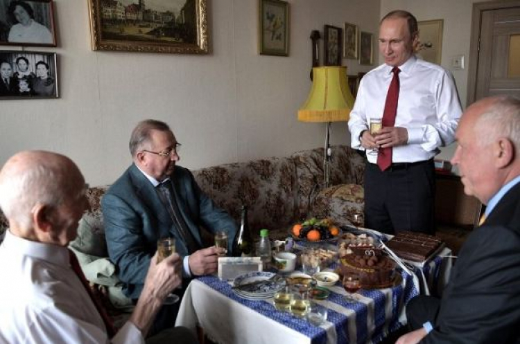 Владимир Путин поздравил с 90-летним юбилеем экс-начальника по работе в КГБ Владимир Путин поздравил с 90-летним юбилеем экс-начальника по работе в КГБ