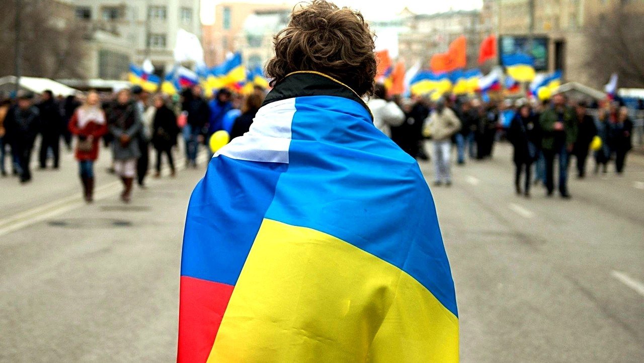 «300 метров по Крещатику»: по центру Киева прошлись двое отчаянных, завернутых во флаги Украины и России