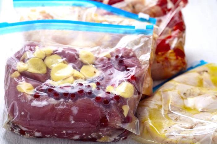 Большая порция замороженного продукта приводит к неправильной разморозке. /Фото: rossfinclub.com Заморозка еды в холодильнике: 7 критичных ошибок, которые совершают хозяйки