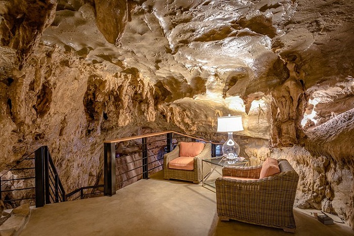 Интерьер отеля Beckham Creek Cave Lodge гармонично вписался в природную структуру пещеры. Интерьер отеля Beckham Creek Cave Lodge гармонично вписался в природную структуру пещеры.