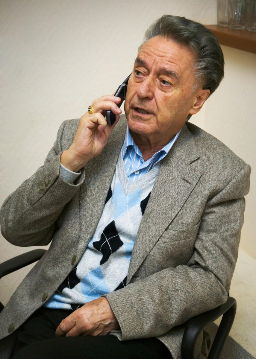"Не обижайтесь на детей, что не пришли, не позвонили...": стихотворение А.Дементьева
