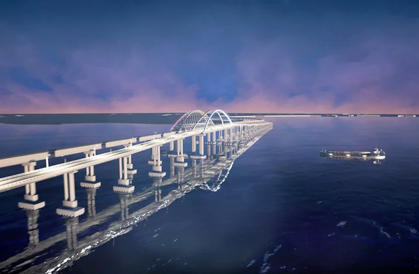 Часть железнодорожного пролета Крымского моста упала в море Часть железнодорожного пролета Крымского моста упала в море