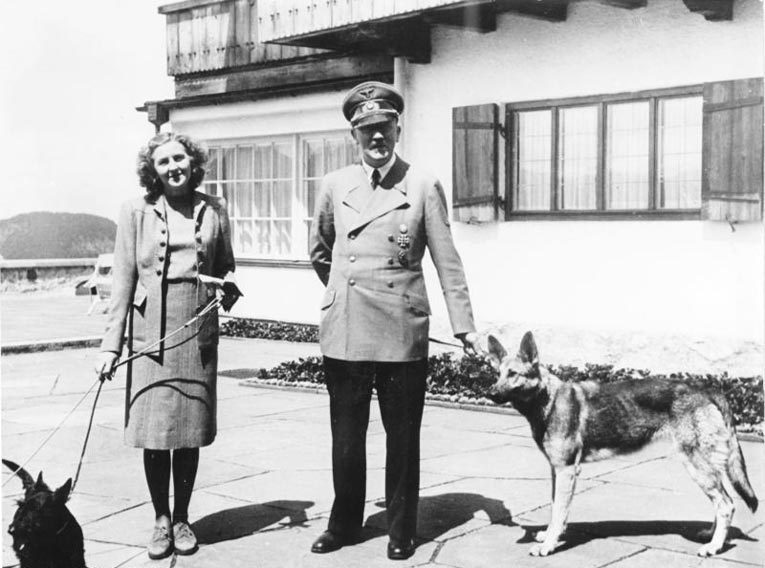 Июнь 1942 Адольф Гитлер и Ева Браун в отеле «Бергхоф». Источник: Википедия