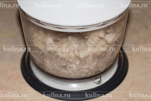 Пирожки из лаваша Мясо нарезать, выложить в чашу блендера и измельчить.
