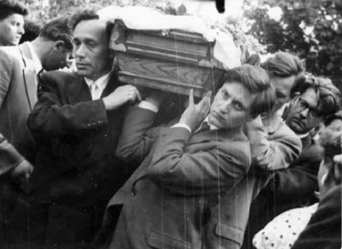 Евгений и Леонид Пастернаки несут гроб своего отца. Евгений и Леонид Пастернаки несут гроб своего отца.