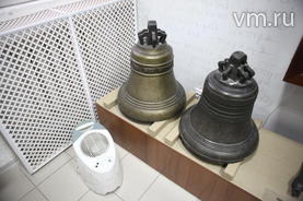 Экспонаты музея - старинные русские колокола.