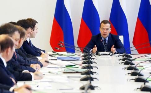 Медведев замахнулся на миллионные премии прикормленных топ-менеджеров Медведев замахнулся на миллионные премии прикормленных топ-менеджеров