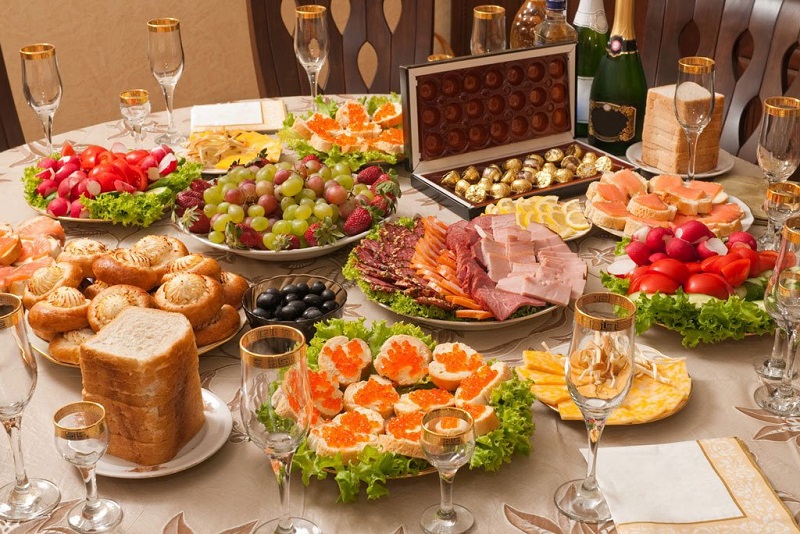 Гости сперва налетают именно на эти блюда. Приготовь 5 самых вкусных закусок к Новому году, ай хороши! Гости сперва налетают именно на эти блюда. Приготовь 5 самых вкусных закусок к Новому году, ай хороши!