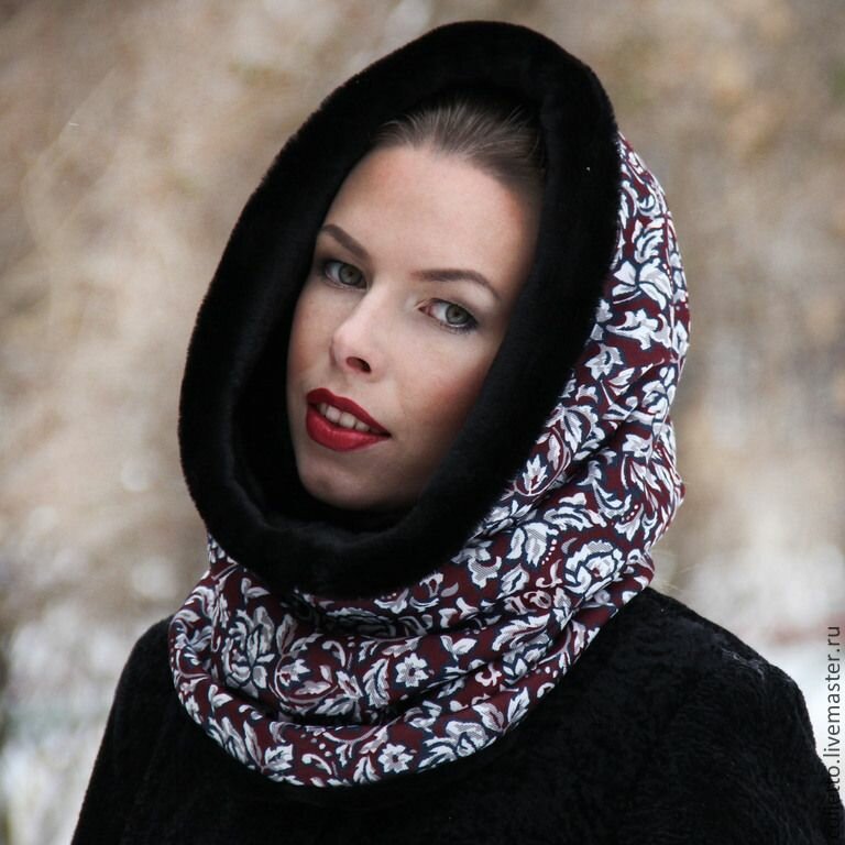 Современные шарфы, платки и снуды для женщин 50+, которые омолодят