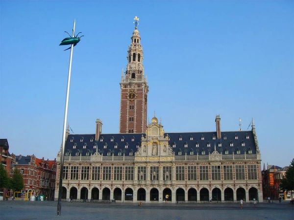 30 самых абсурдных скульптур в мире (29 фото)