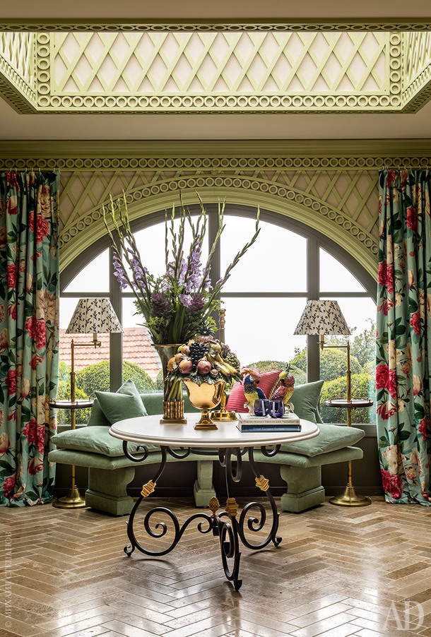 Прихожая. На столе, Ralph Lauren Home, антикварная ваза с фруктами. Полукруглый диванчик, Saladino. Абажуры торшеров, Besselinc & Jones, обтянуты тканью, Pierre Frey. Шторы, Sanderson. Прихожая. На столе, Ralph Lauren Home, антикварная ваза с фруктами. Полукруглый диванчик, Saladino. Абажуры торшеров, Besselinc & Jones, обтянуты тканью, Pierre Frey. Шторы, Sanderson.
