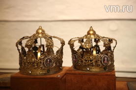 Экспонаты музея - короны русских царей.