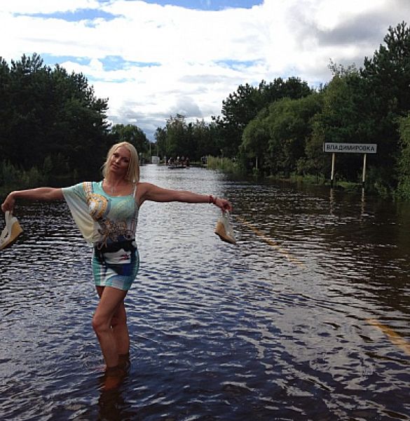 Гламурная фотосессия Волочковой в ковше посреди наводнения