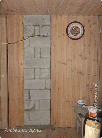 Здравствуйте, мои дорогие соседи! Этому посту можно дать название «Что могут две пары женских рук». Наберитесь терпения, если хотите узнать эту длинную историю. Конечно я постараюсь быть лаконичной. Итак всё по-порядку. У моей подруги дача построена уже лет 12 назад, но из-за нехватки времени и средств 2-ой этаж был практически складом стройматериалов, книг и ненужных вещей. Вот и решили все силы этим летом вложить в преображение «склада» в комнату для отдыха. К сожалению на мужскую силу не приходилось надеяться, т.к. муж моей Любашки инвалид, а сыновья…. Как не всегда на даче, а если и бывают, то у них свои дела, свои интересы. Поэтому всё, что вы увидите, всё сделано нашими женскими руками. фото 25