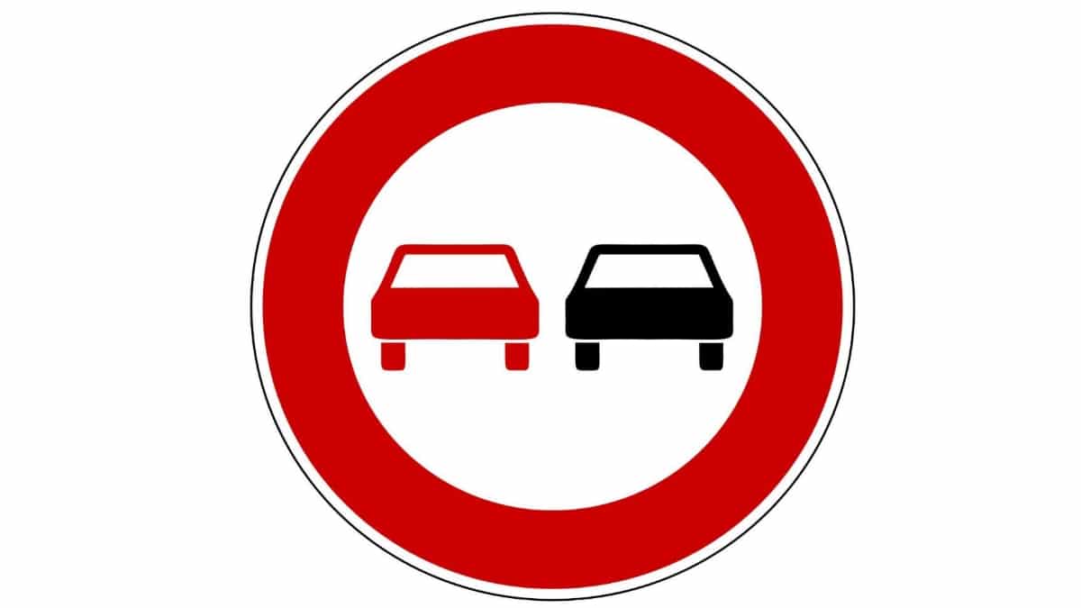 Запрещающие знаки обгон запрещен