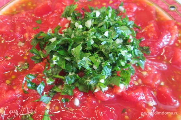 Если вы не используете готовый томатный соус, то ошпарьте помидоры кипятком, снимите кожицу и измельчите блендером.