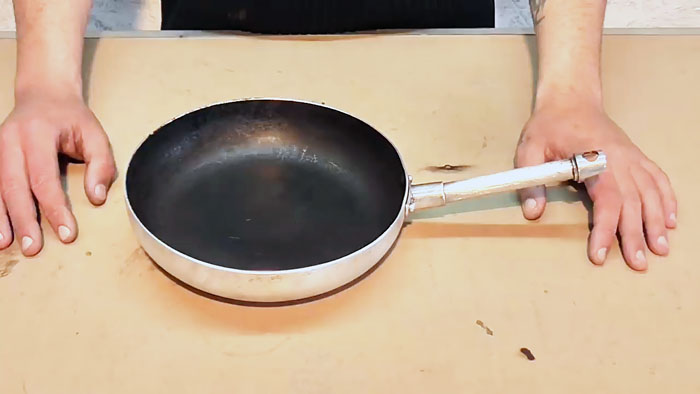 Как просто очистить сковородку от нагара без химии