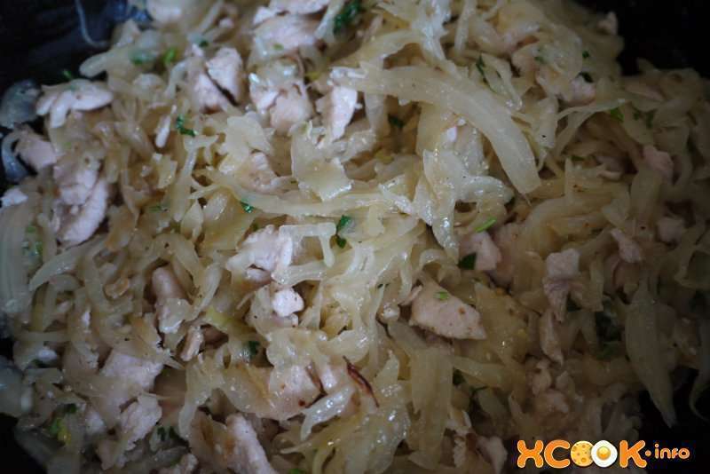 обжариваем курицу с луком и капустой курица с овощами