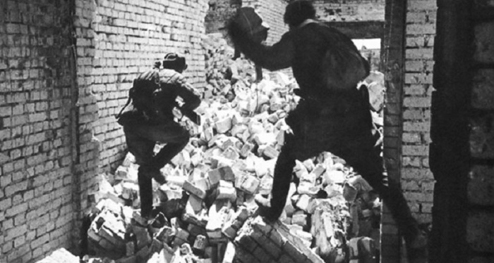 Красноармейцы ведут бой среди разрушенных зданий Сталинграда.