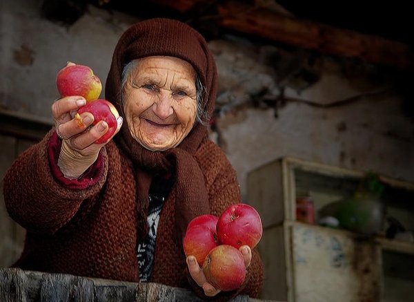 Она осталась с внуками без дома. Но незнакомые люди засучив рукава, взялись за работу Она осталась с внуками без дома. Но незнакомые люди засучив рукава, взялись за работу