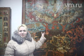 Экскурсовод Анна Хренкова показывает икону "Страшный суд".