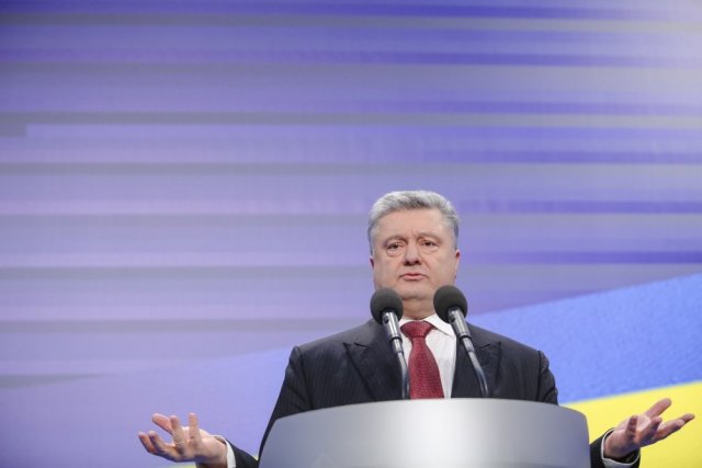 Не может ответить не только журналистам, но и украинцам: экс-депутат Рады осудил грубость Порошенко Не может ответить не только журналистам, но и украинцам: экс-депутат Рады осудил грубость Порошенко