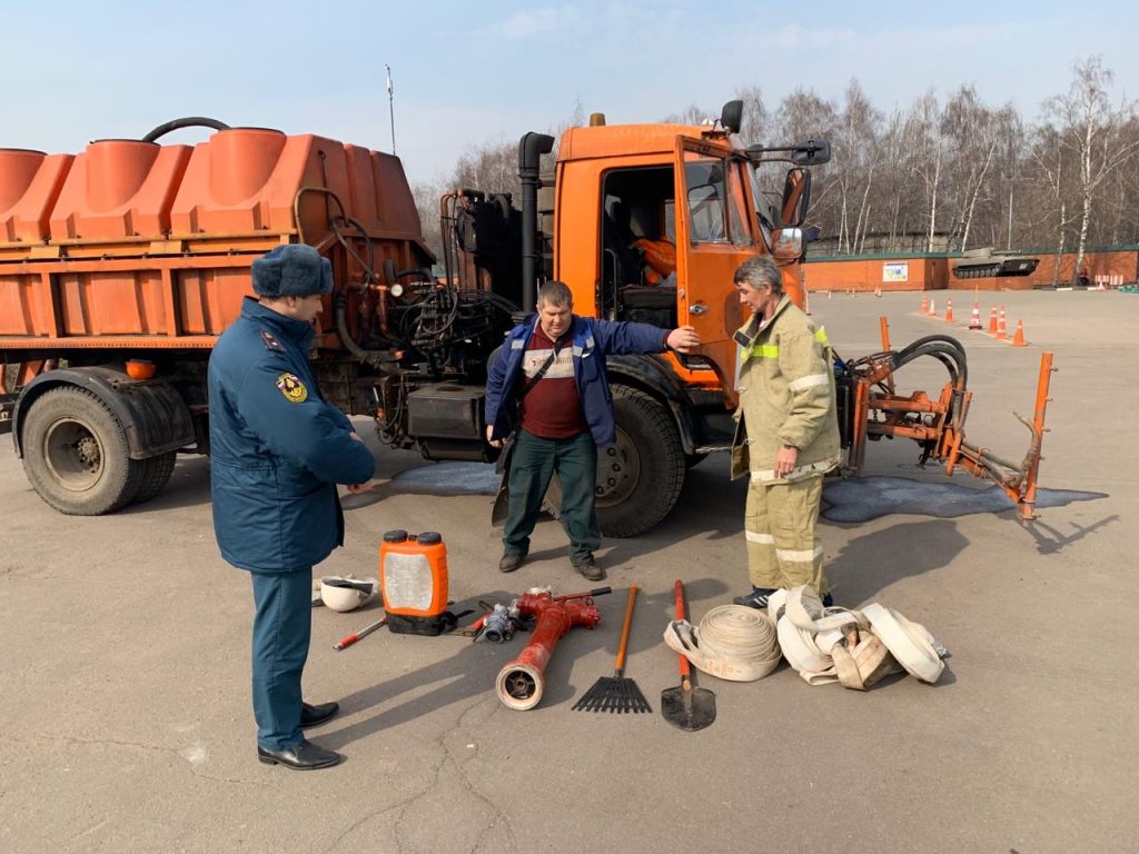Сотрудники МЧС проводят мероприятия по предотвращению пожаров в лесопарковых зонах