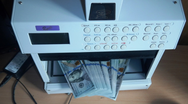 Гражданин России пытался незаконно вывезти на Украину 10 тысяч долларов