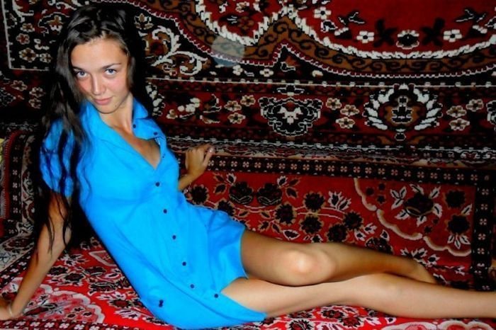 Ковер - участник любой деревенской фотосесии Ковер - участник любой деревенской фотосесии девушки, деревня, ествественность, прикол, село, юмор
