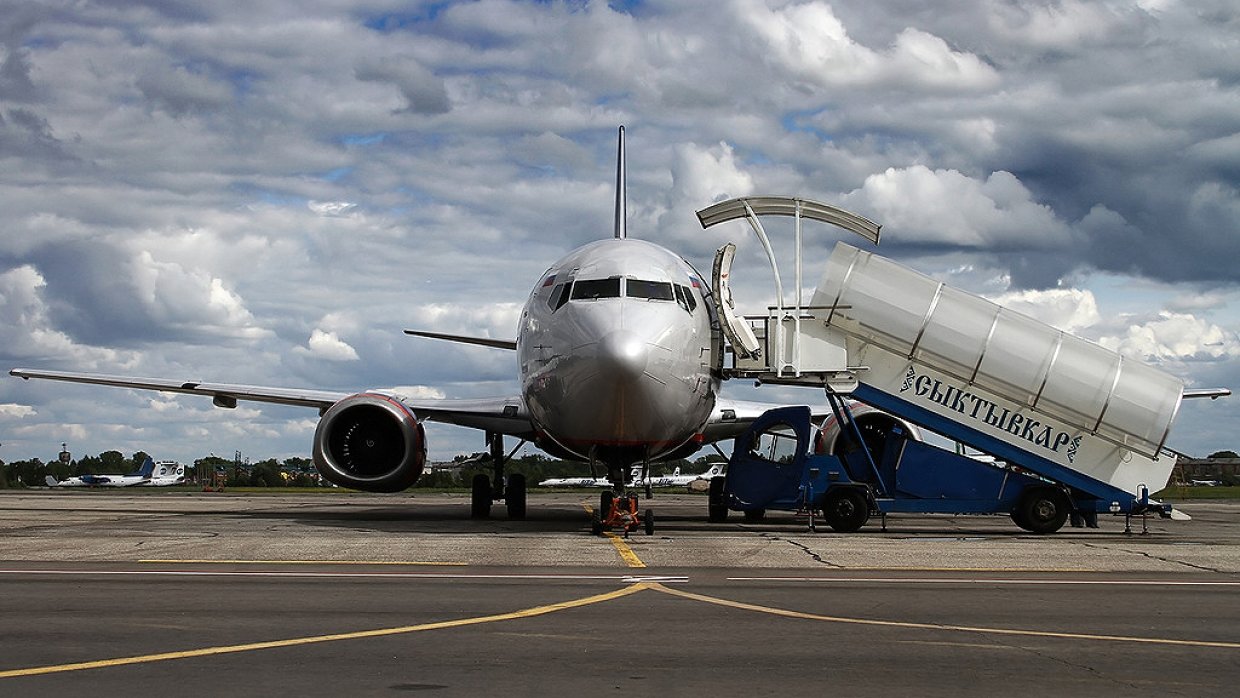 Boeing-737 совершил экстренную посадку в Коми из-за угрозы отказа двигателя