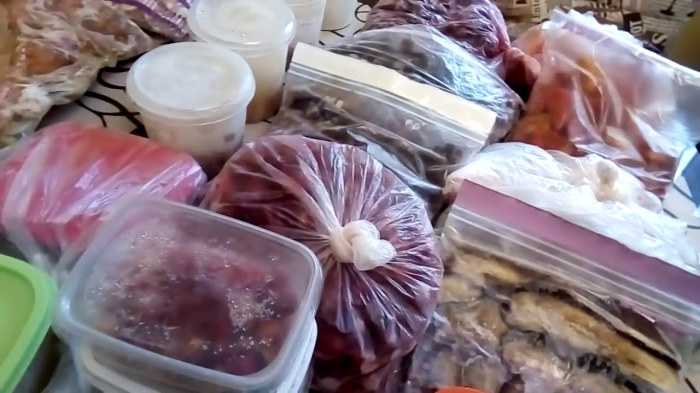 Не во всех контейнерах можно замораживать продукты. /Фото: i.ytimg.com Заморозка еды в холодильнике: 7 критичных ошибок, которые совершают хозяйки