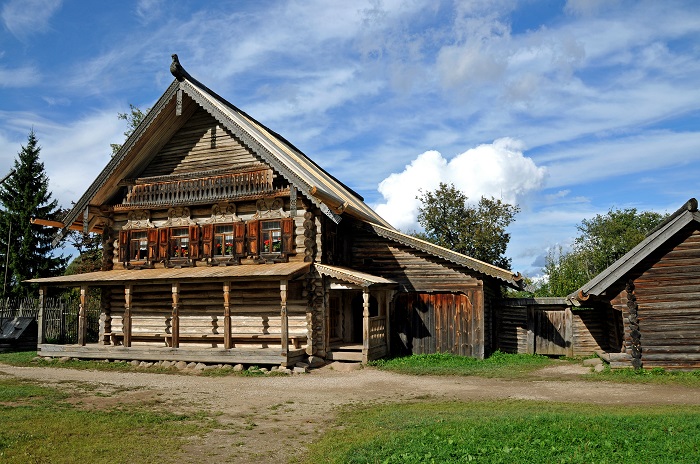 На нижнем уровне находились хозяйственные помещения и хлев для скота. | Фото: commons.wikimedia.org.