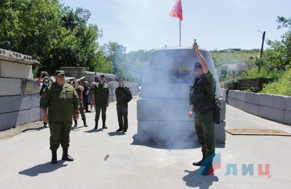 ЛНР приступила к отводу сил и техники в районе Станицы Луганской в Донбассе