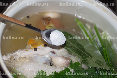 Пирожки из лаваша Куриную грудку с кожей и на кости залить водой, довести до кипения, снять пену, температуру уменьшить. Выложить в бульон одну луковицу, чеснок, лавровый лист и зелень по желанию. Посолить и отваривать до мягкости, мясо должно легко отходить от кости.