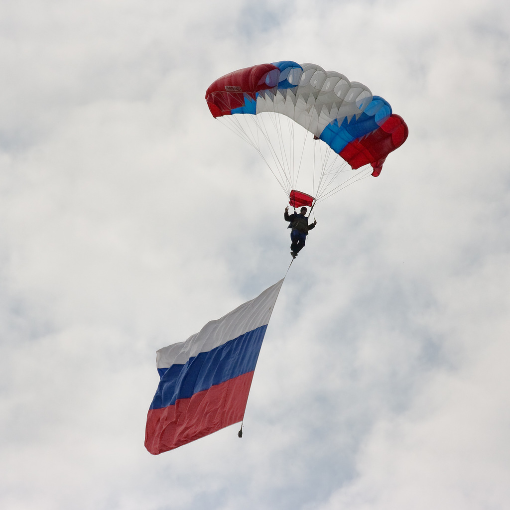 Parachuting_-_Russian_flag.jpg