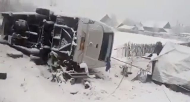 Видео: В Румынии перевернулся пассажирский автобус, есть погибшие