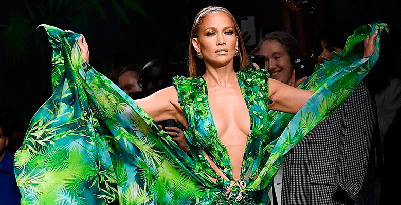 Дженнифер Лопес закрыла шоу Versace в легендарном зеленом платье