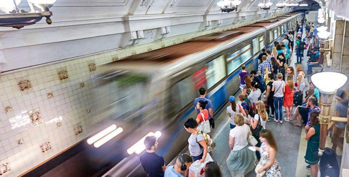 На станции метро «Белорусская» установили мобильные стойки, где можно перекодировать подмосковную соцкарту для бесплатного проезда
